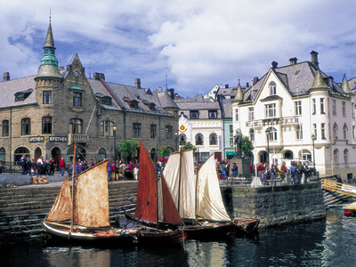 Scenic train tours - Pharmacy Square, Ålesund Scenic train tours - Pharmacy Square, Ålesund