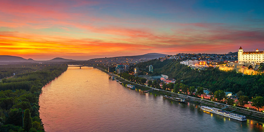 Experiencing the beauty of Budapest on an evening Danube cruise