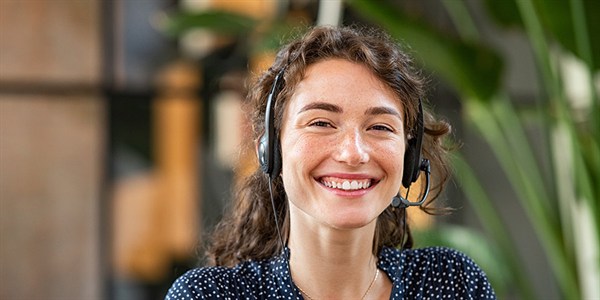 INFO CARD 2 Customer Service Adobestock 403025935